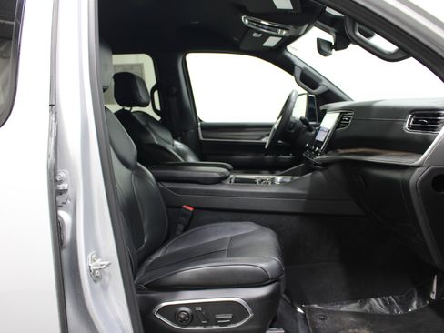 Used 2024 Jeep Wagoneer L Series II w/ Flexible Seating Group AWD/4WD image 26