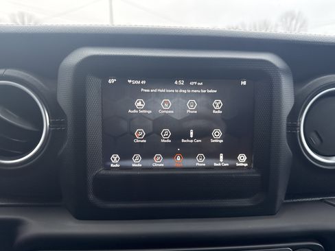 Used 2018 Jeep Wrangler Unlimited Sahara image 24