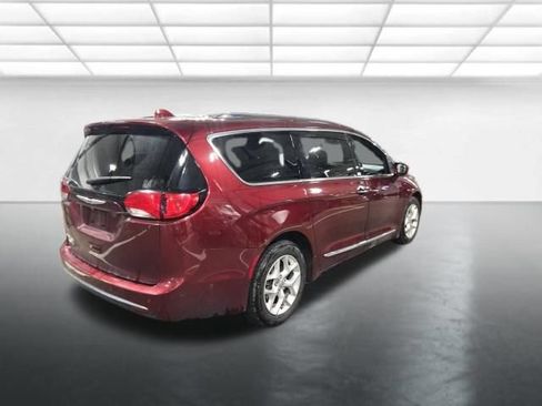 Used 2020 Chrysler Pacifica Touring-L FWD image 5