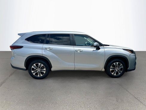 Used 2024 Toyota Highlander XLE FWD image 3