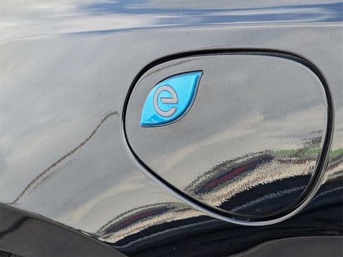 Used 2024 Chrysler Pacifica Select image 9