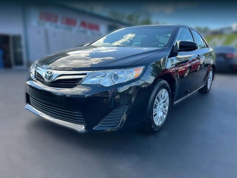 Used 2014 Toyota Camry LE image 1