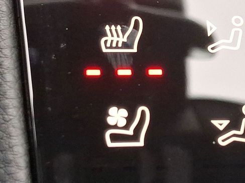 Used 2025 Porsche Macan image 23