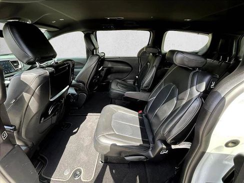 Used 2020 Chrysler Pacifica Touring-L Plus w/ Advanced Safetytec Group FWD image 25