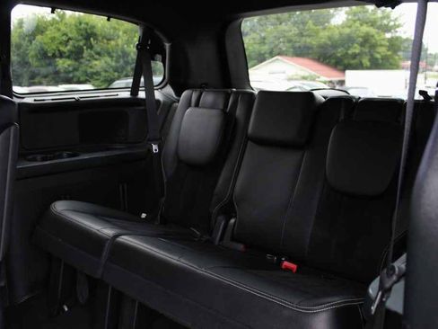 Used 2016 Dodge Grand Caravan SXT FWD image 25
