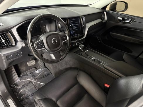 Used 2018 Volvo XC60 T6 Momentum w/ Vision Package image 17