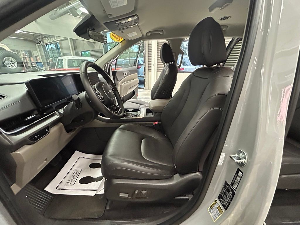 Used 2025 Kia Carnival EX FWD image 58
