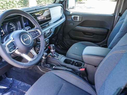 Used 2025 Jeep Wrangler Unlimited Sahara w/ Safety Group AWD/4WD image 18