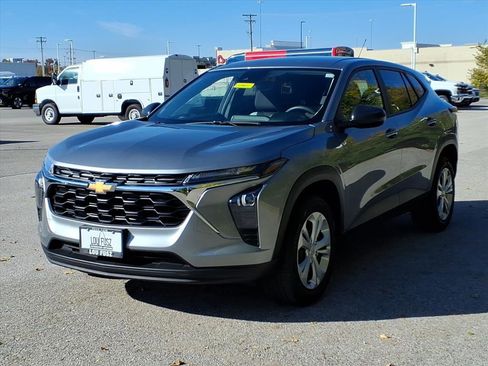 Used 2025 Chevrolet Trax LS image 2