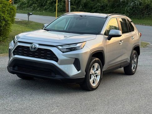 Used 2022 Toyota RAV4 XLE AWD/4WD image 9