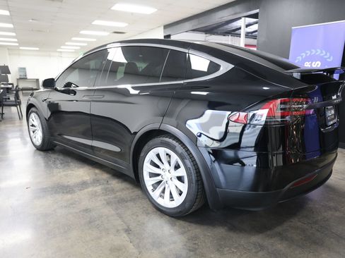 Used 2018 Tesla Model X 75D image 10