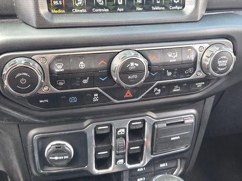 Used 2022 Jeep Wrangler Unlimited Sahara AWD/4WD image 27