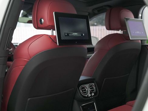 Used 2022 Bentley Bentayga V8 image 24