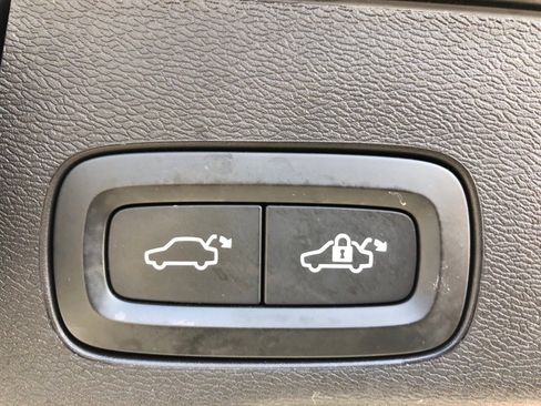 Used 2023 Volvo XC60 T8 Plus image 37