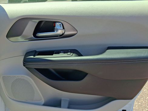 Used 2024 Chrysler Pacifica Limited FWD image 10