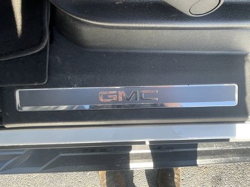 Used 2023 GMC Yukon XL SLT image 28