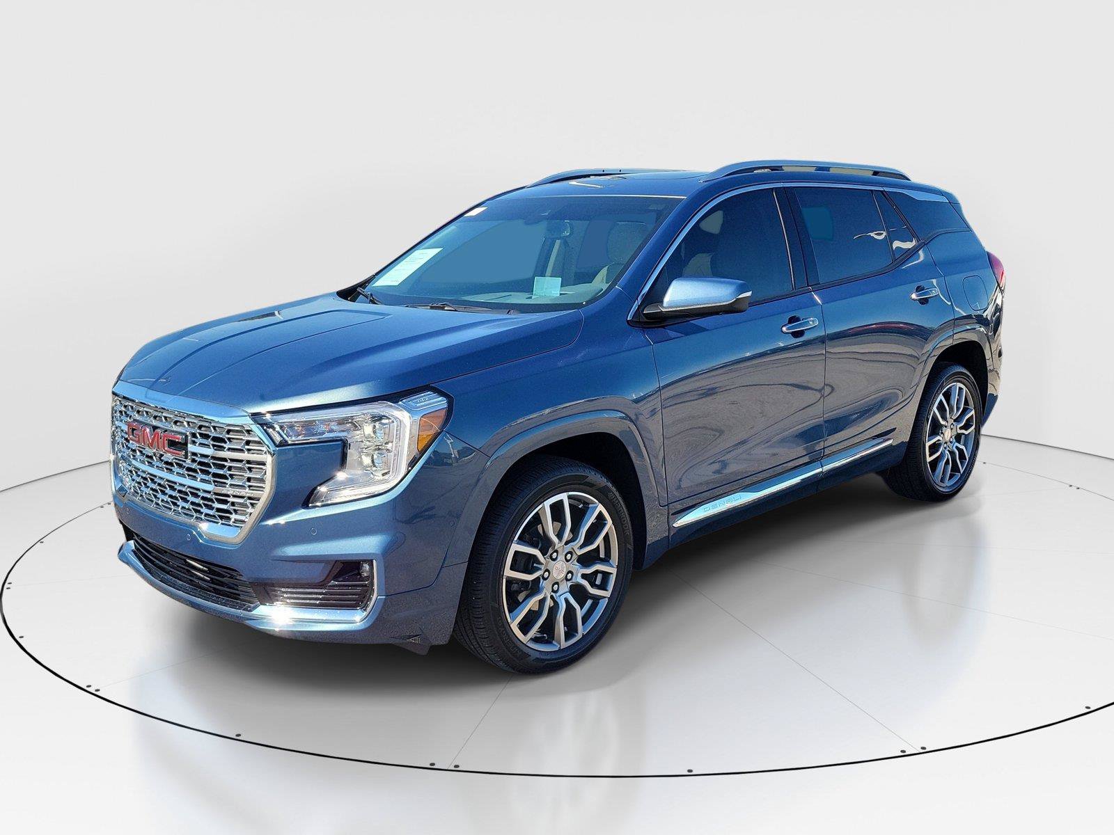 Used 2024 GMC Terrain Denali w/ Denali Premium Package AWD/4WD image 2
