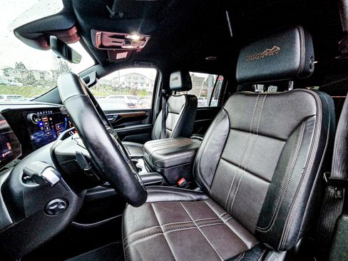 Used 2025 Chevrolet Suburban High Country image 10