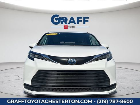 Used 2025 Toyota Sienna LE FWD image 2