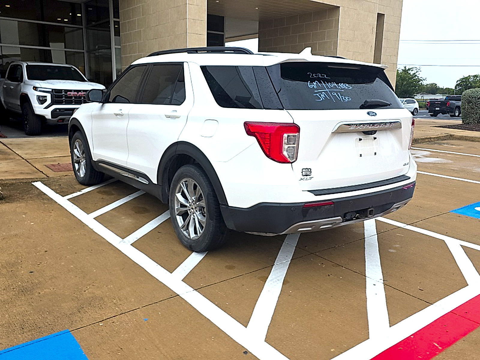 Used 2022 Ford Explorer XLT w/ Equipment Group 202A AWD/4WD image 16