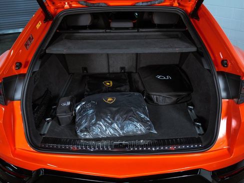 Used 2025 Lamborghini Urus SE AWD/4WD image 39