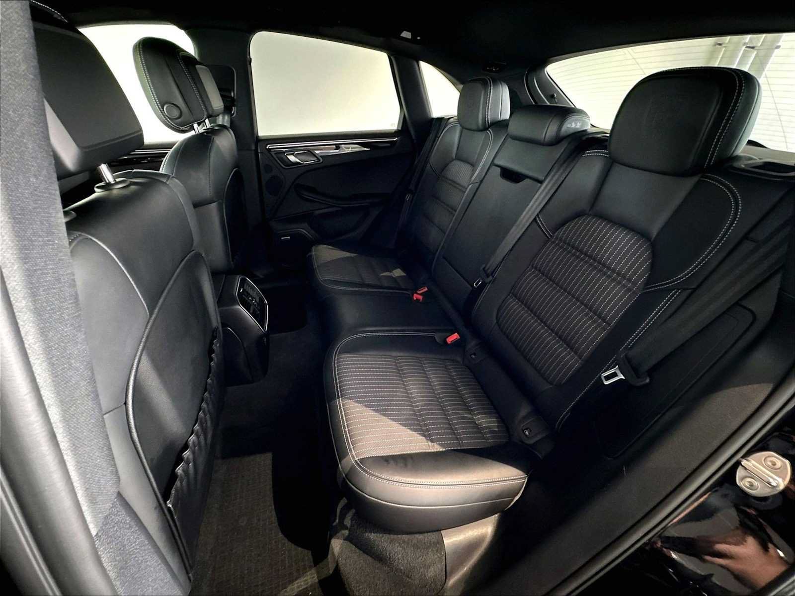Used 2026 Porsche Macan Turbo AWD/4WD image 31