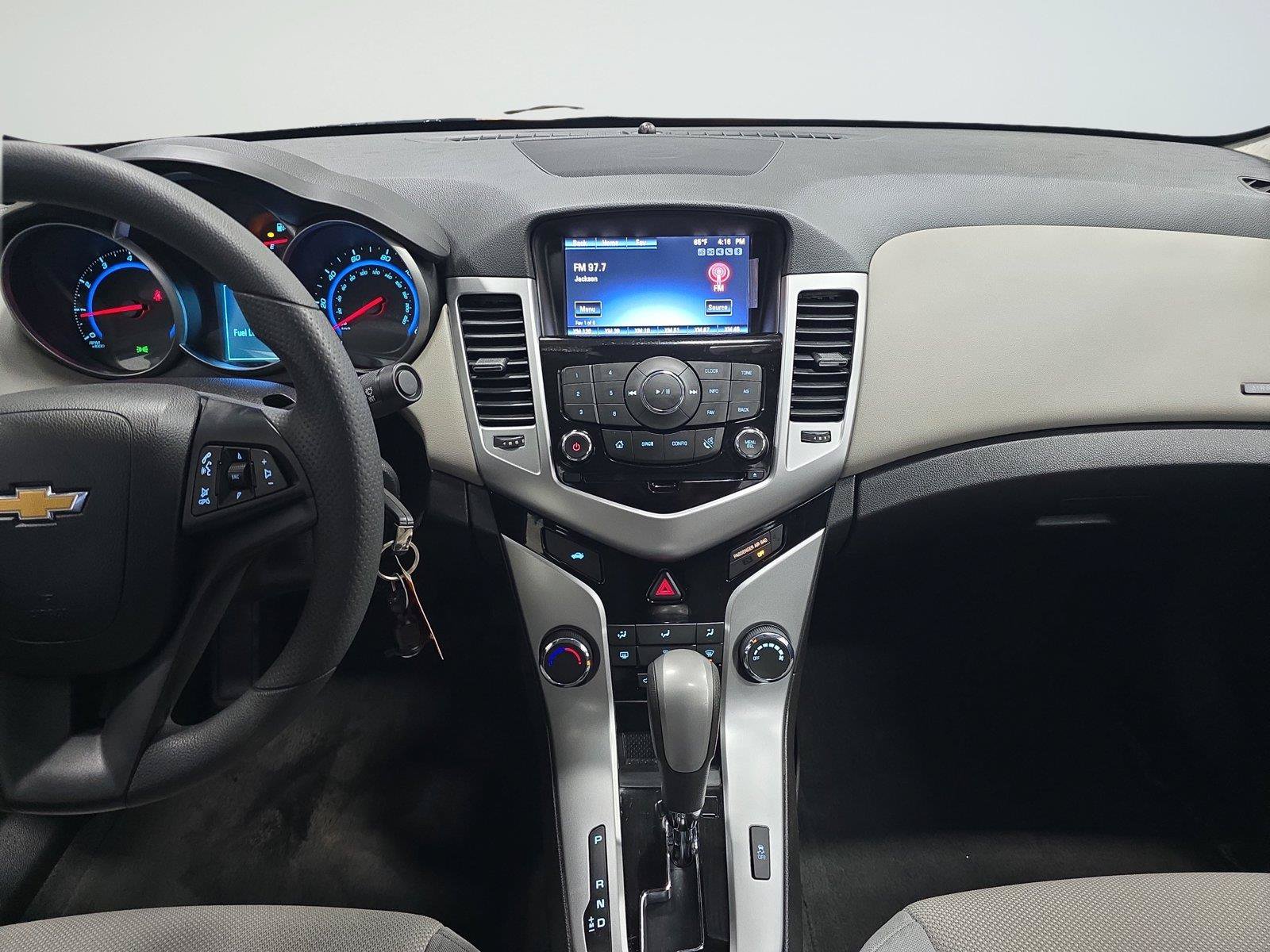 Used 2016 Chevrolet Cruze LT w/ Technology Package FWD image 11