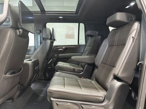 Used 2025 Chevrolet Suburban High Country AWD/4WD image 15