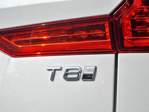 Certified 2025 Volvo XC60 T8 Plus w/ Protection Package Premier image 30