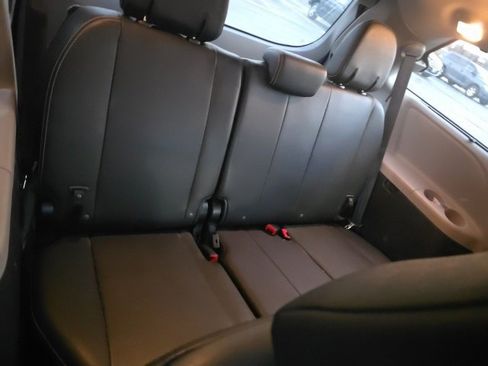 Used 2017 Toyota Sienna SE Premium image 10