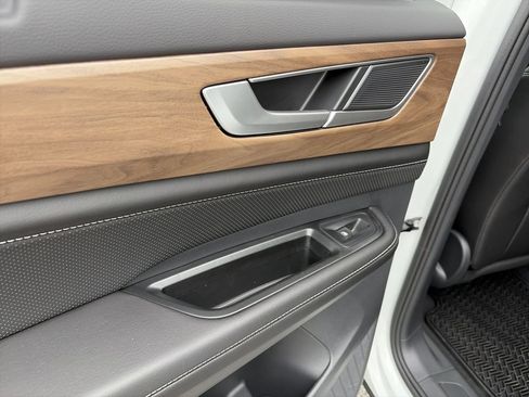 Certified 2026 Volkswagen Atlas SE FWD image 28