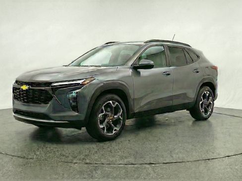 Used 2025 Chevrolet Trax LT FWD image 3