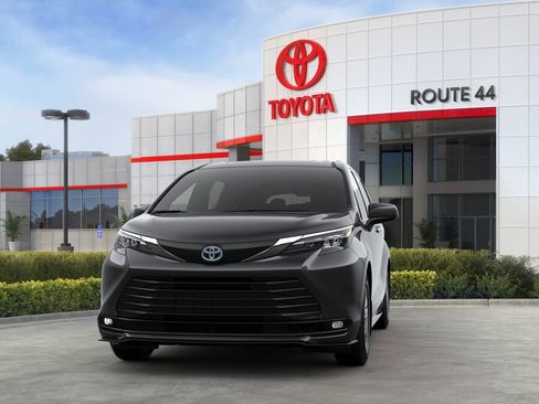 New 2025 Toyota Sienna XLE image 18