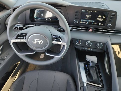 New 2025 Hyundai Elantra SE image 25