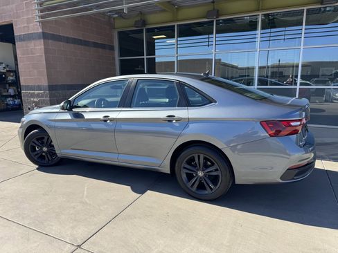 Used 2022 Volkswagen Jetta SE w/ Panoramic Sunroof Package image 5
