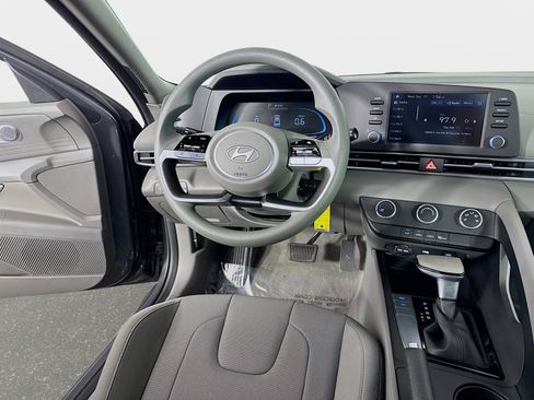 Certified 2025 Hyundai Elantra SE image 21