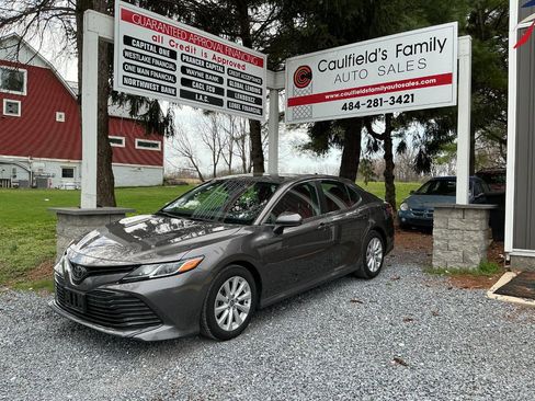 Used 2020 Toyota Camry LE image 1