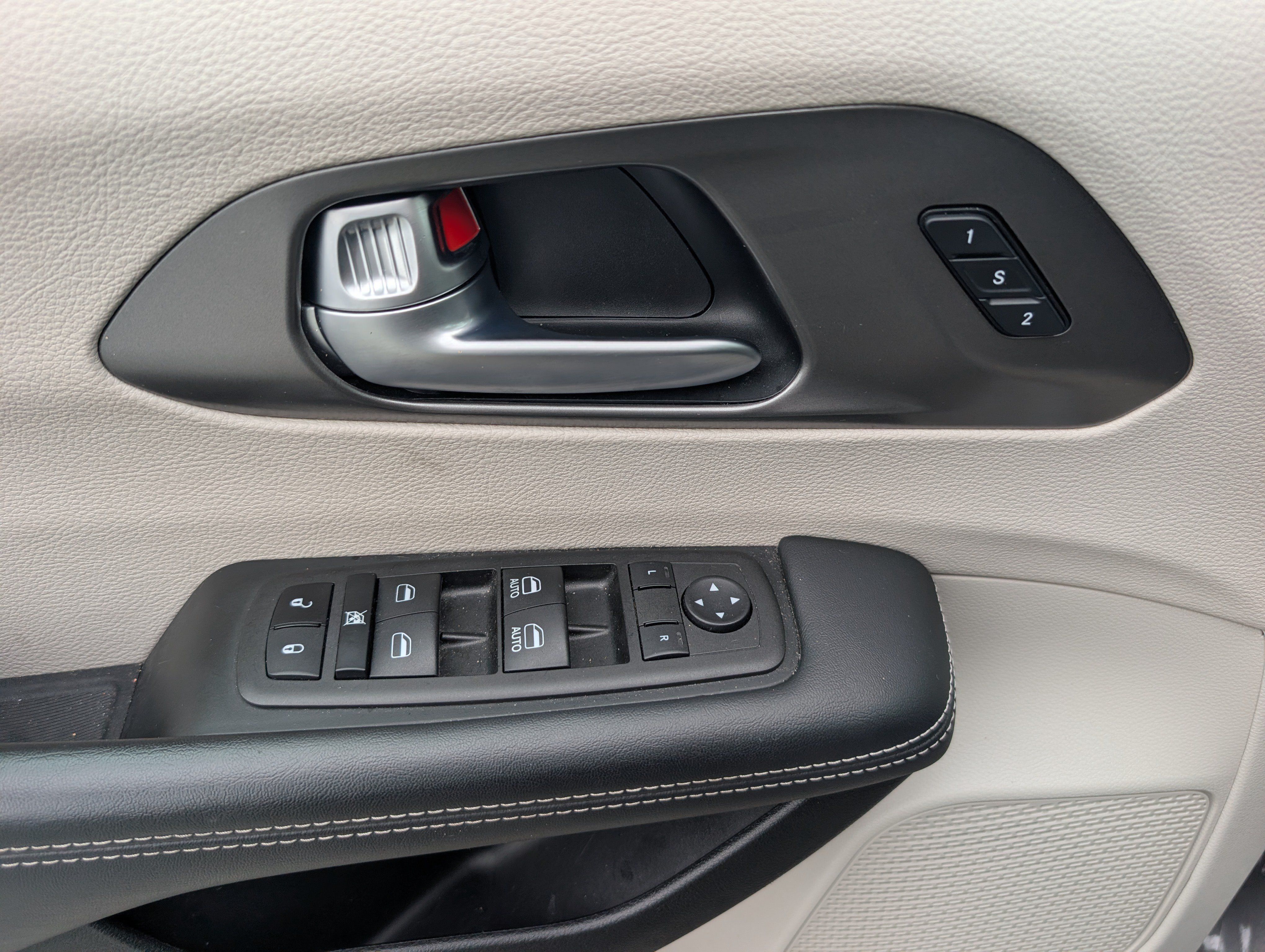 Used 2023 Chrysler Pacifica Touring-L FWD image 19