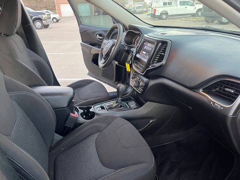 Used 2019 Jeep Cherokee Latitude w/ Popular Appearance Group image 9