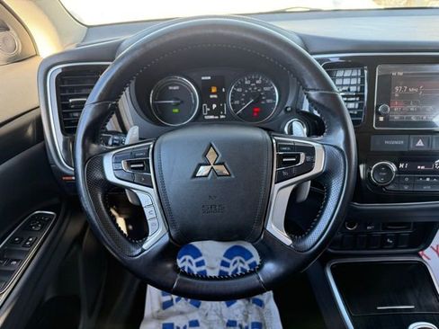 Used 2018 Mitsubishi Outlander 4WD Plug-In Hybrid image 18