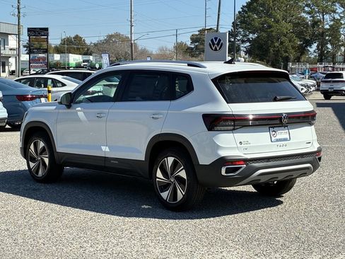 New 2026 Volkswagen Taos SE image 5