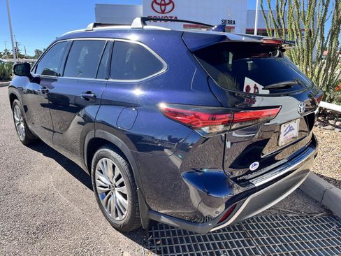 Used 2023 Toyota Highlander Platinum image 3