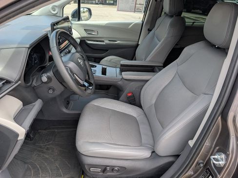 Used 2023 Toyota Sienna Limited FWD image 2