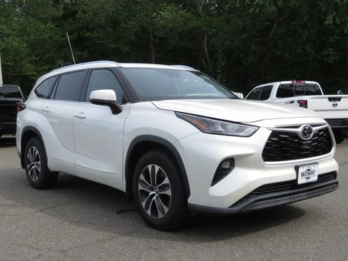 Used 2020 Toyota Highlander XLE AWD/4WD image 3