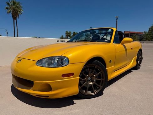 Used 2002 MAZDA MX-5 Miata RWD image 1