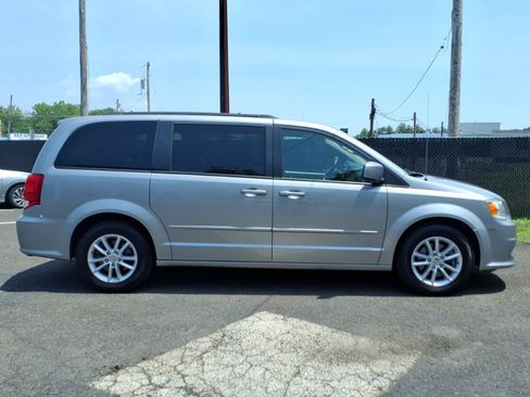 Used 2016 Dodge Grand Caravan SXT w/ Rear Park Assist Package FWD image 2