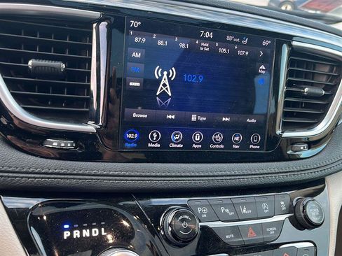 Used 2018 Chrysler Pacifica Limited w/ Tire & Wheel Group FWD image 3