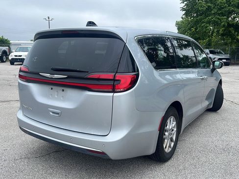 Used 2023 Chrysler Pacifica Touring-L FWD image 6