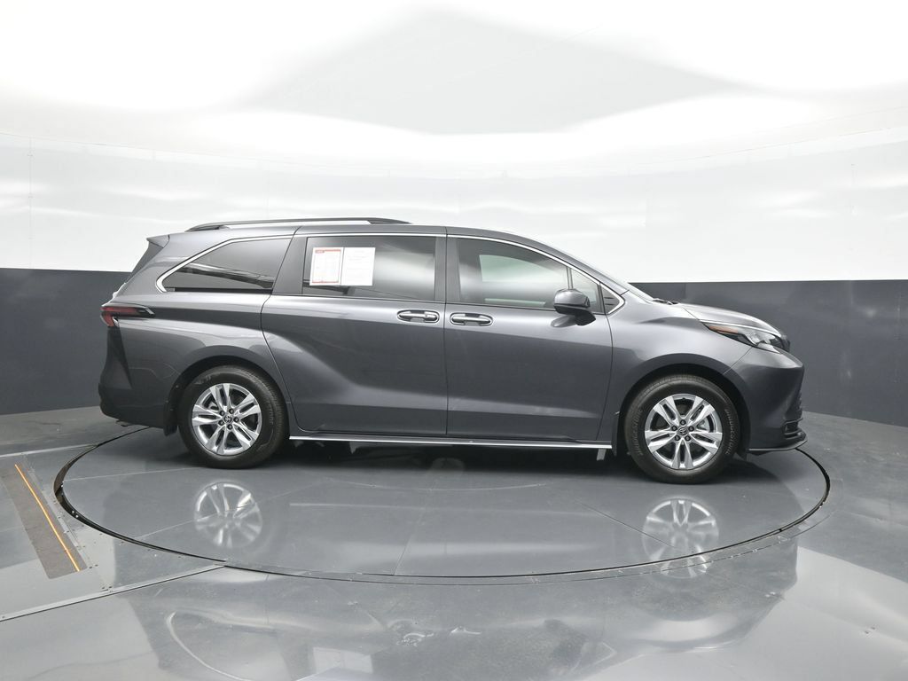 Used 2025 Toyota Sienna XLE w/ XLE Plus Package AWD/4WD image 8