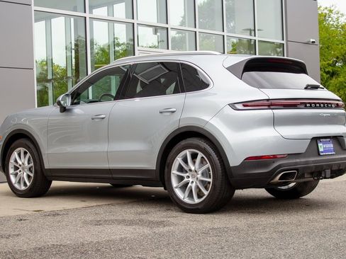 Used 2024 Porsche Cayenne w/ Premium Package image 8